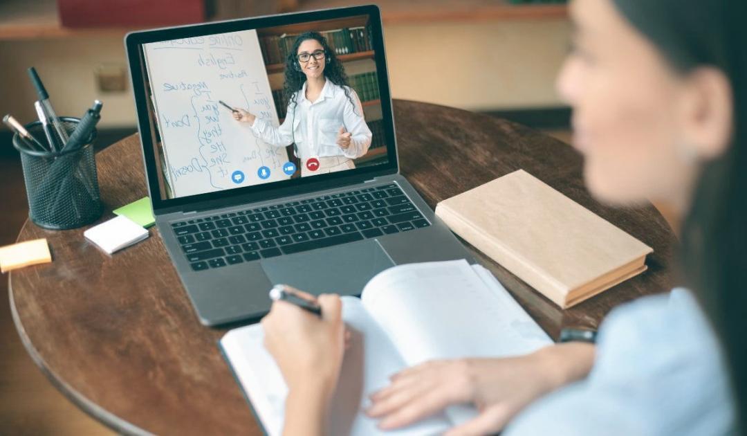 Profesionales en sesión de negociación financiera