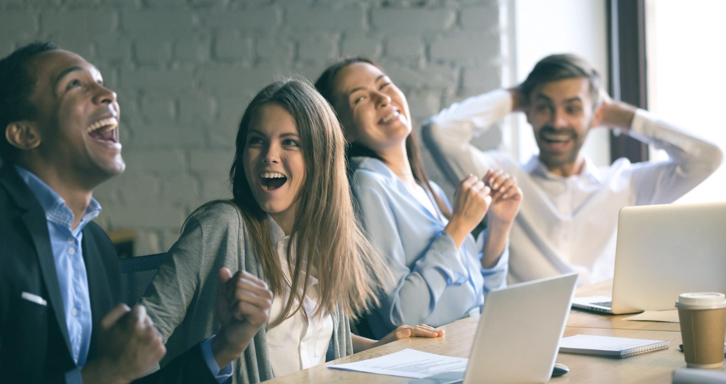 Profesionales durante una sesión de negociación financiera