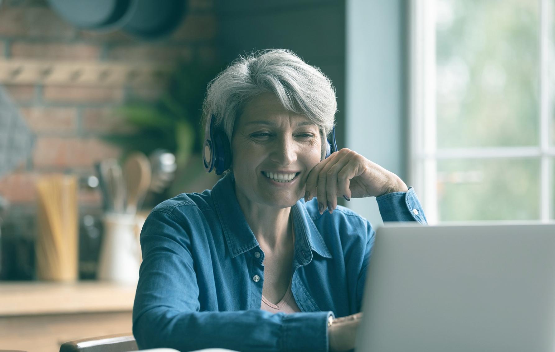 Profesionales en sesión de negociación financiera